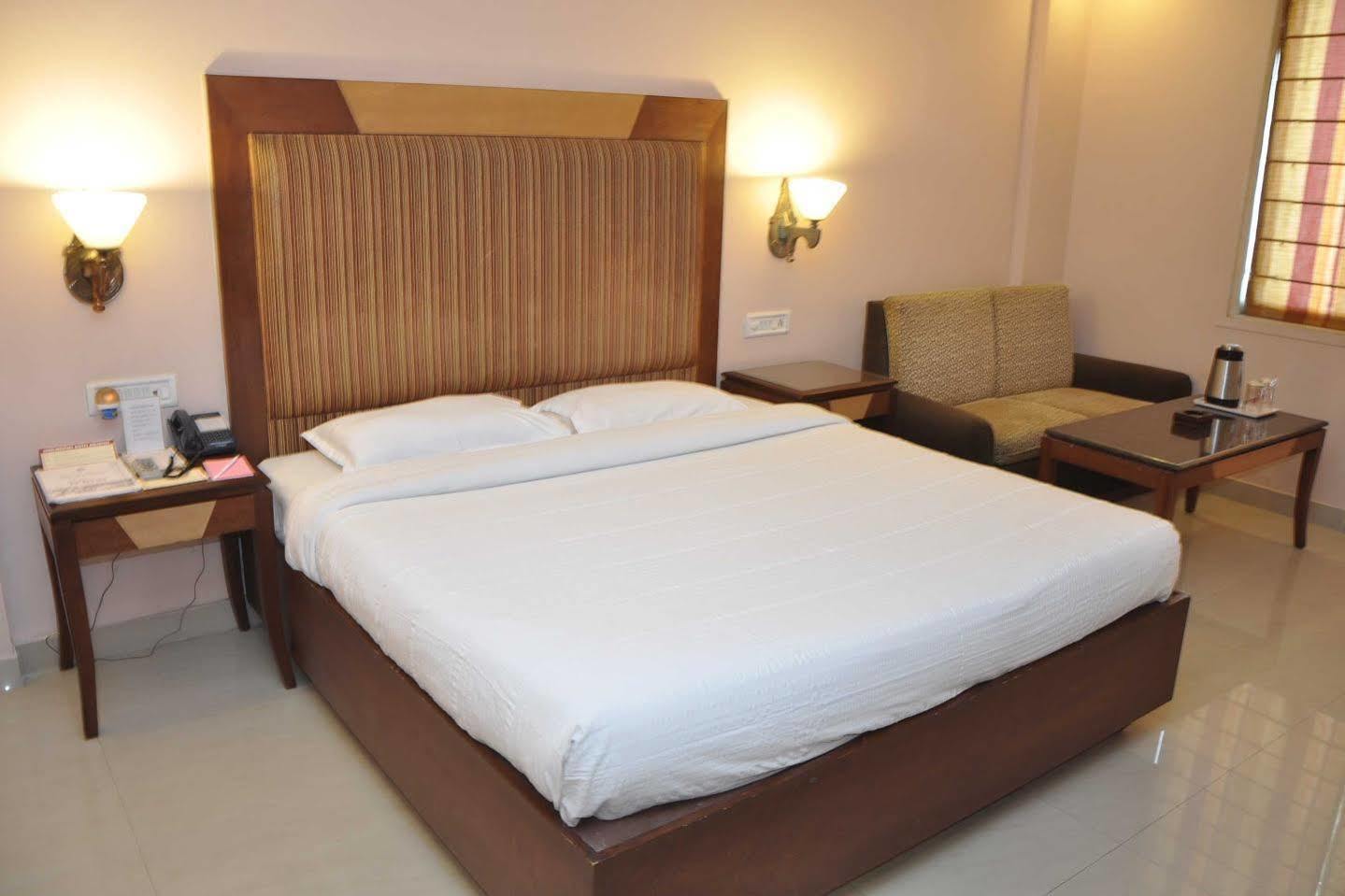 Hotel Grand International Raipur  Ngoại thất bức ảnh